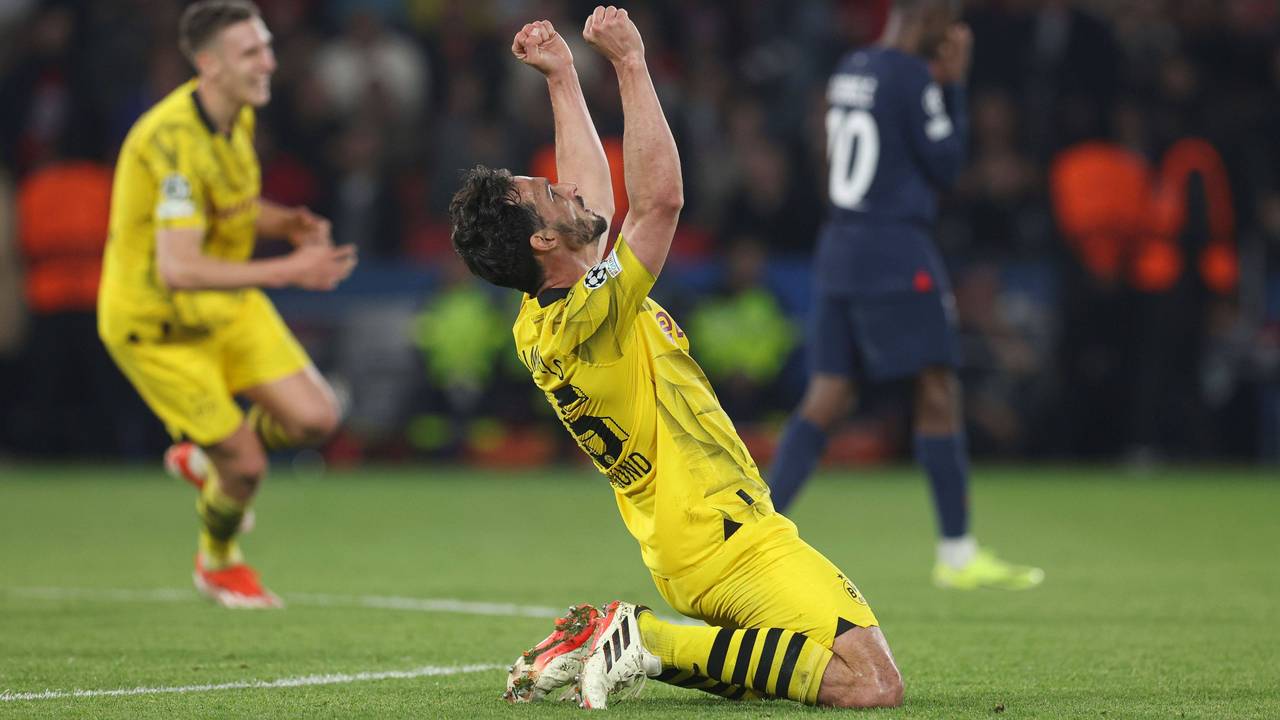 Mats Hummels jubelt auf Knien über den Einzug ins Finale der Champions League von Borussia Dortmund gegen Paris Saint-Germain.