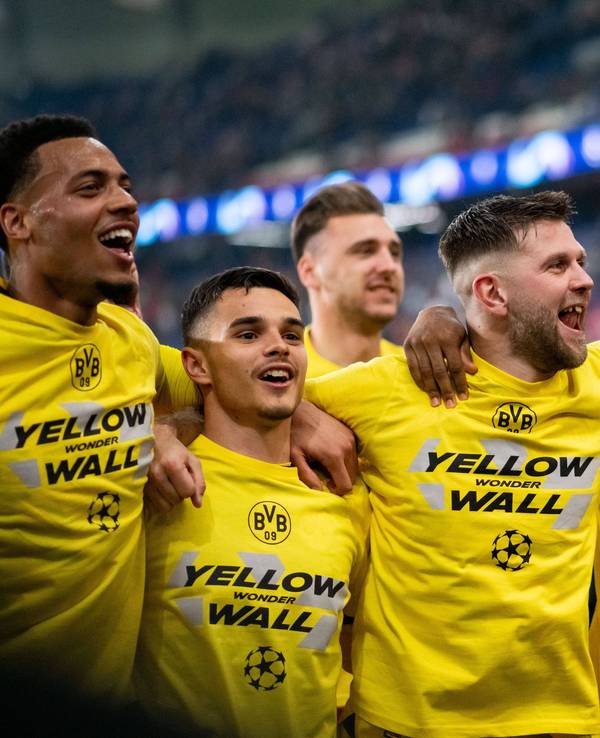 Karim Adeyemi feiert mit Niclas Füllkrug, Marcel Lottka, Kjell Watjen ud Felix Nmecha.