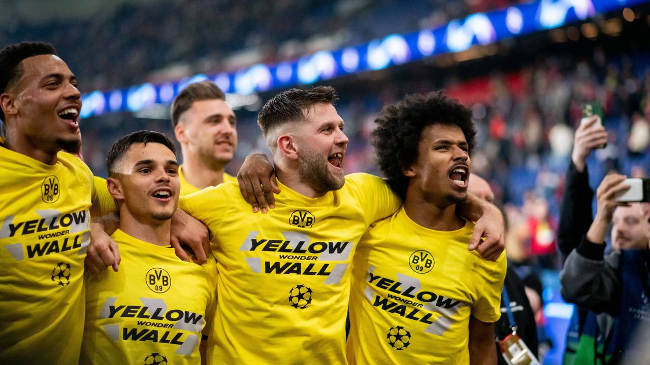 Karim Adeyemi feiert mit Niclas Füllkrug, Marcel Lottka, Kjell Watjen ud Felix Nmecha.