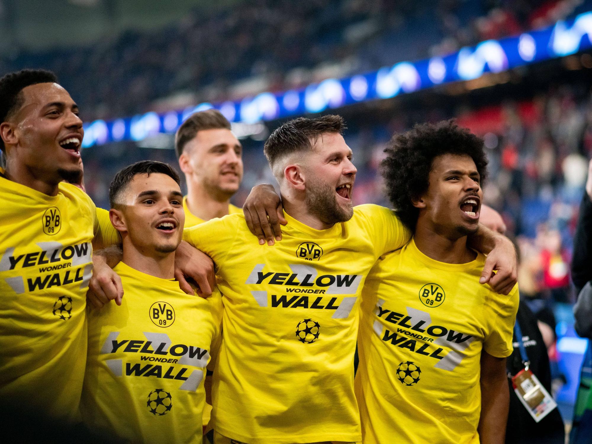 Karim Adeyemi feiert mit Niclas Füllkrug, Marcel Lottka, Kjell Watjen ud Felix Nmecha.