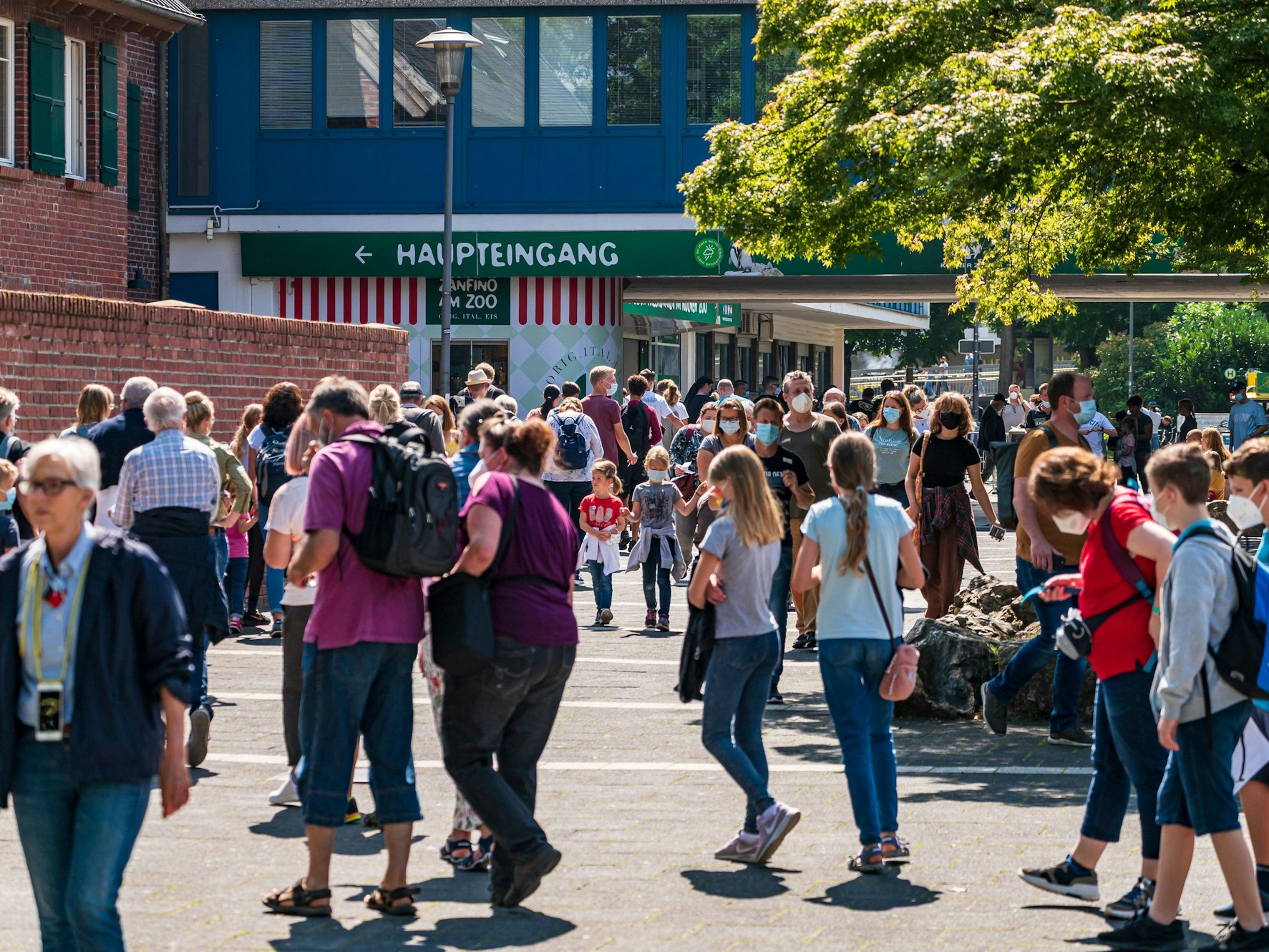 Es herrscht ein großer Besucheransturm an einem sonnigen und warmen Mittag im August 2021 am Kölner Zoo.