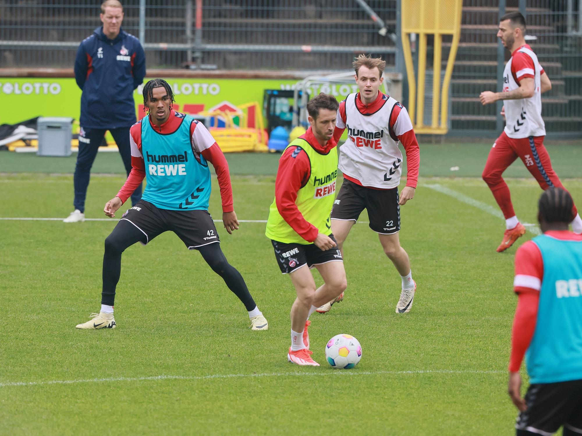 Mark Uth führt den Ball vor den Augen von Damion Downs und Jacob Christensen.