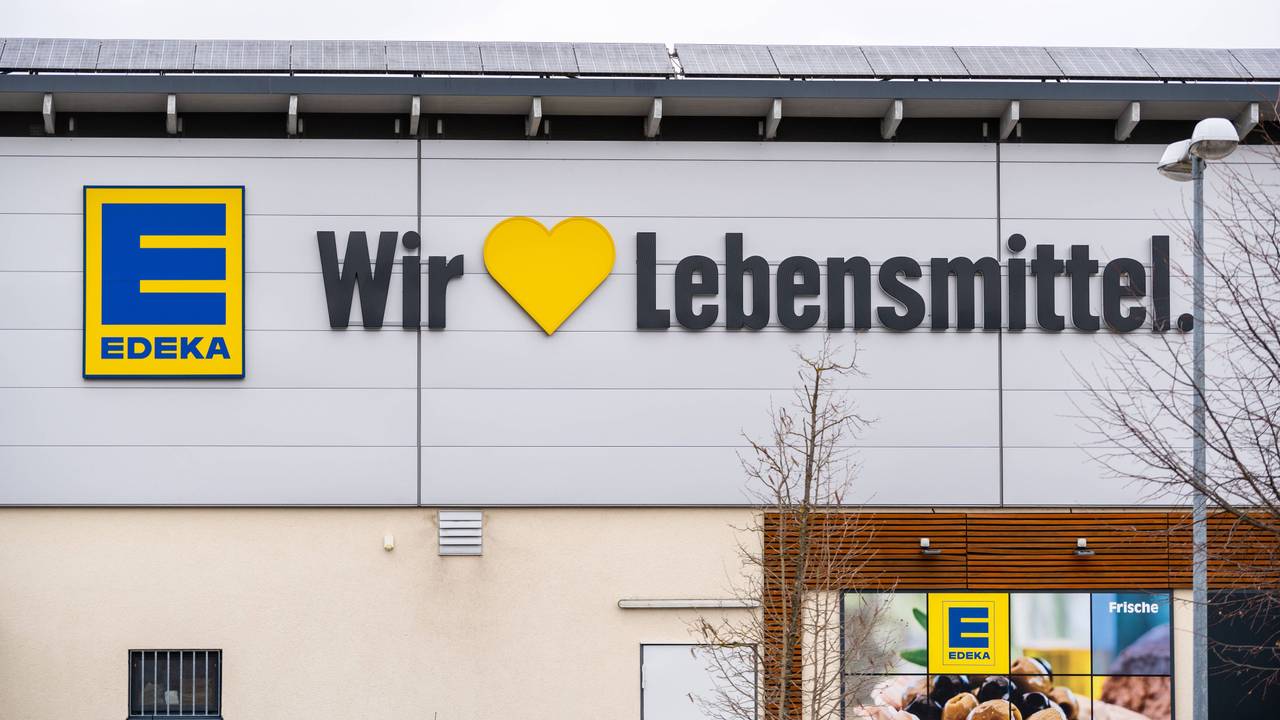 Eine Edeka-Filiale von außen fotografiert.