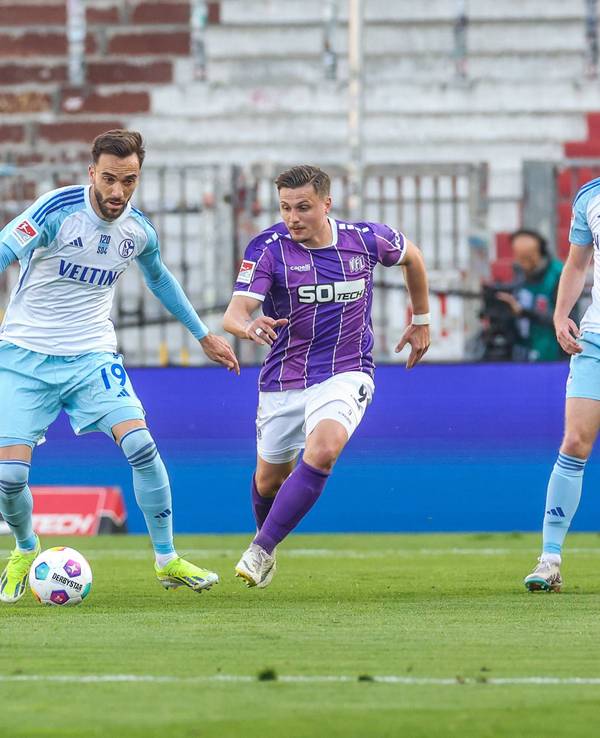 Kenan Karaman von Schalke 04 (links) und Erik Engelhardt (mitte) vom VfL Osnabrück im Duell. Rechts der Schalker Thomas Ouwejan.