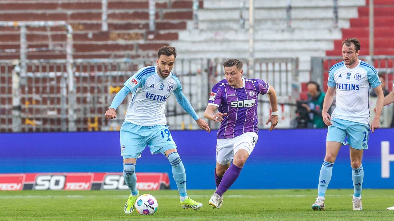 Kenan Karaman von Schalke 04 (links) und Erik Engelhardt (mitte) vom VfL Osnabrück im Duell. Rechts der Schalker Thomas Ouwejan.