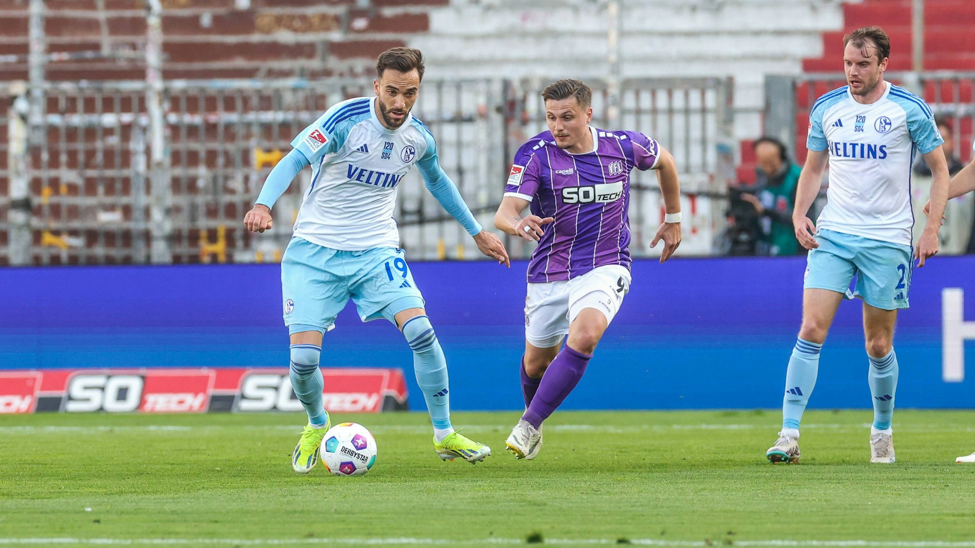 Kenan Karaman von Schalke 04 (links) und Erik Engelhardt (mitte) vom VfL Osnabrück im Duell. Rechts der Schalker Thomas Ouwejan.
