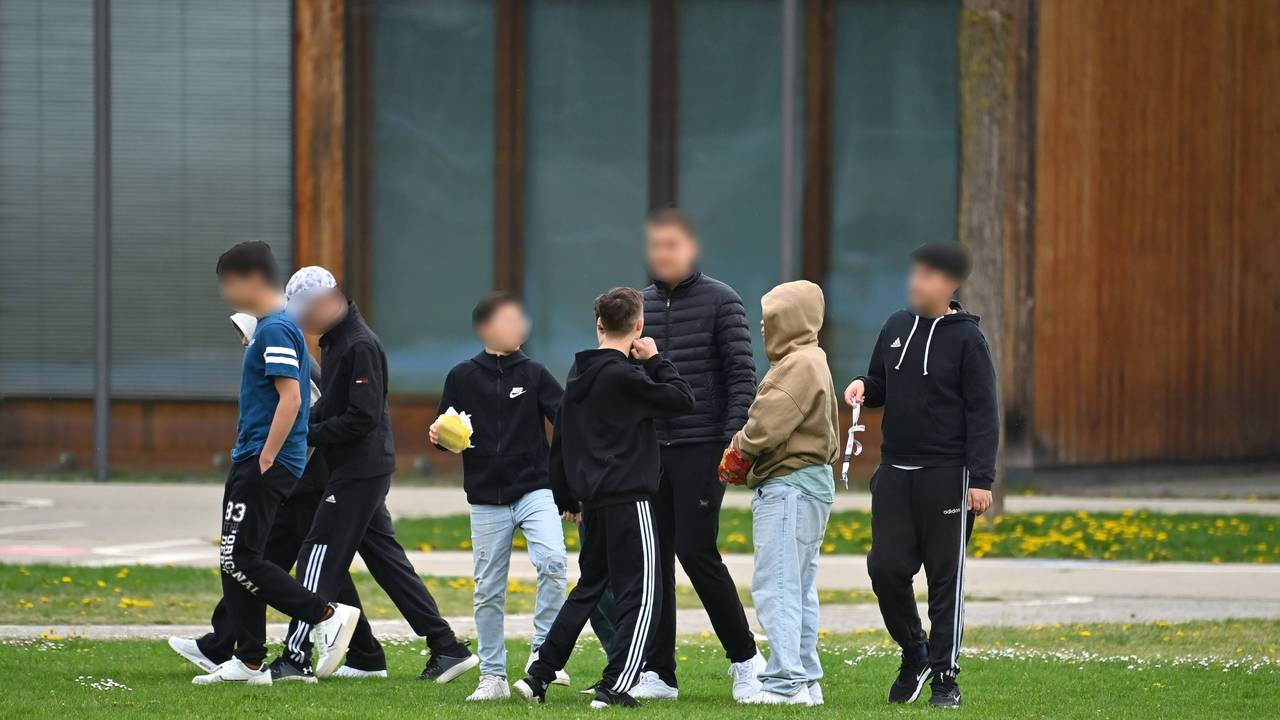 Grundschueler,Schueler halten sich in der grossen Pause auf dem Schulhof einer Grundschule auf und tollen herum. *** Elementary school students are playing around in the schoolyard of an elementary school during the big break