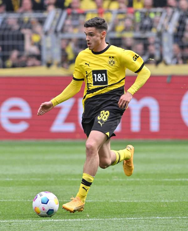 Kjell-Arik Wätjen am Ball während des Bundesligaspiels gegen den FC Augsburg.