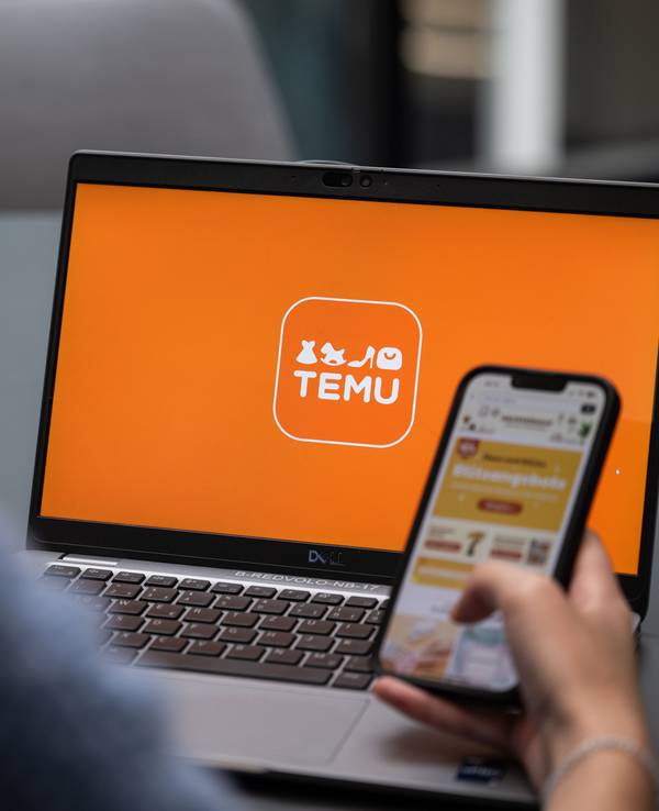 Blick auf einen Laptop mit dem Logo der App Temu.
