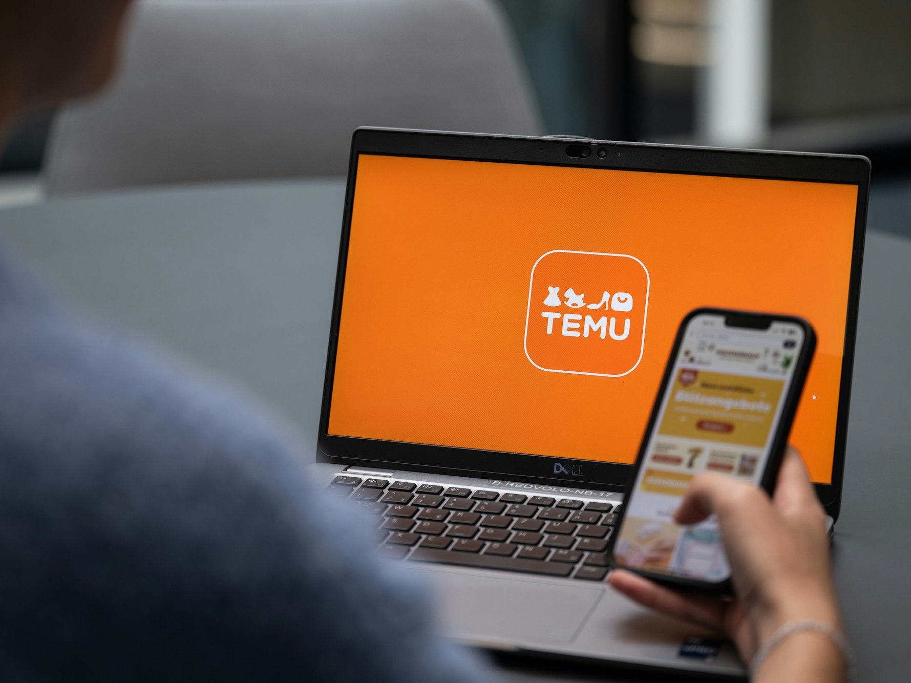 Blick auf einen Laptop mit dem Logo der App Temu.