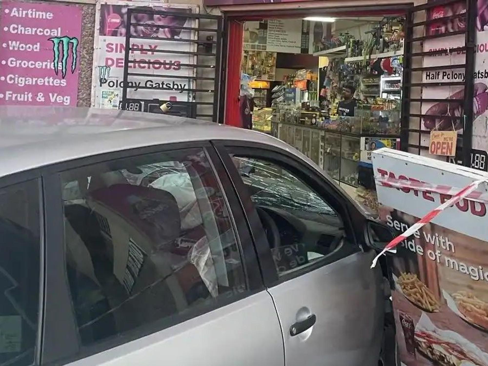 Ein Auto ist in ein Geschäft gefahren.