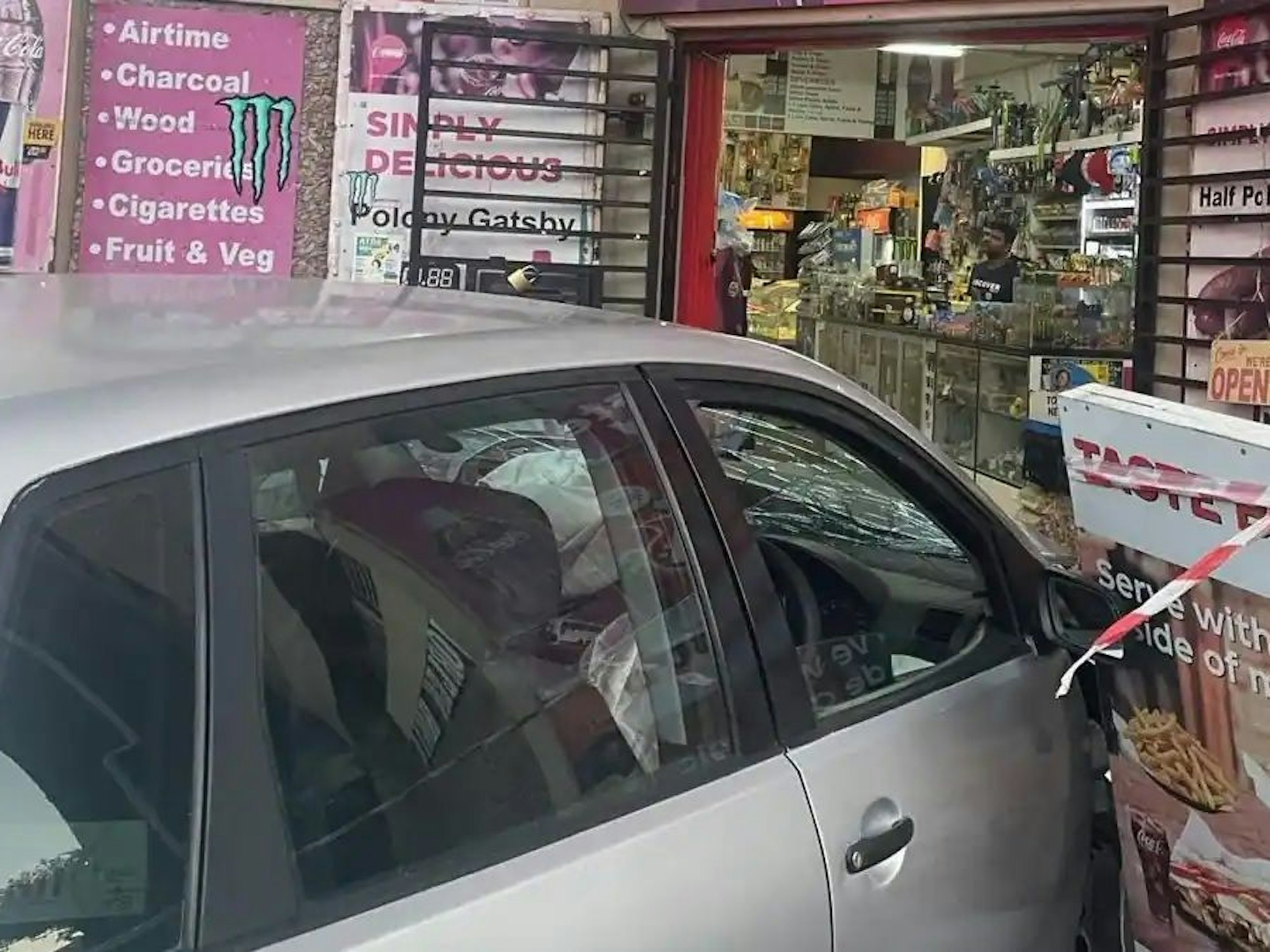 Ein Auto steht nach einem Unfall in einem Geschäft.