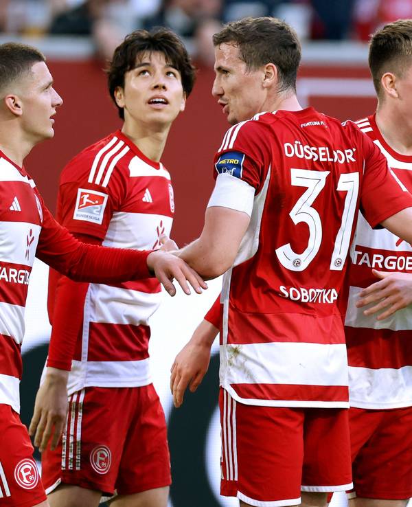 Die Düsseldorf-Profis Christos Tzolis, Ao Tanaka, Marcel Sobottka und Isak Johannesson jubeln gemeinsam im Spiel gegen den 1. FC Nürnberg.