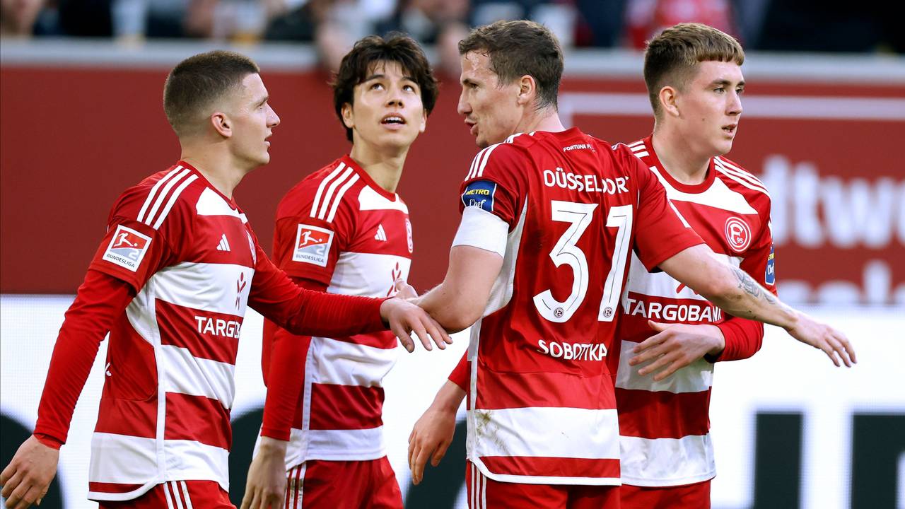 Die Düsseldorf-Profis Christos Tzolis, Ao Tanaka, Marcel Sobottka und Isak Johannesson jubeln gemeinsam im Spiel gegen den 1. FC Nürnberg.