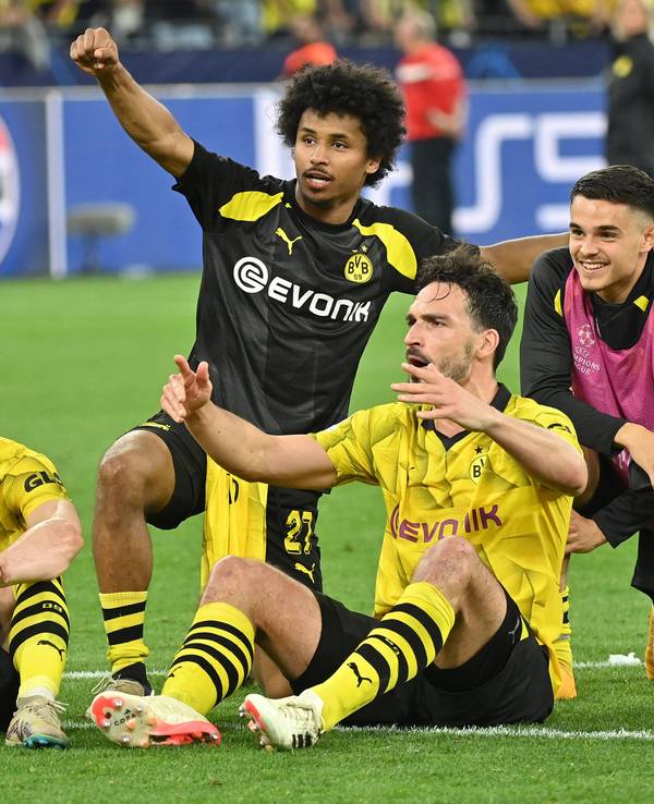 Die BVB-Spieler Marcel Sabitzer, Karim Adeyemi, Mats Hummels und Kjell-Arik Wätjen nach dem Hinspiel-Sieg im Halbfinale der Champions League gegen Paris Saint-Germain.