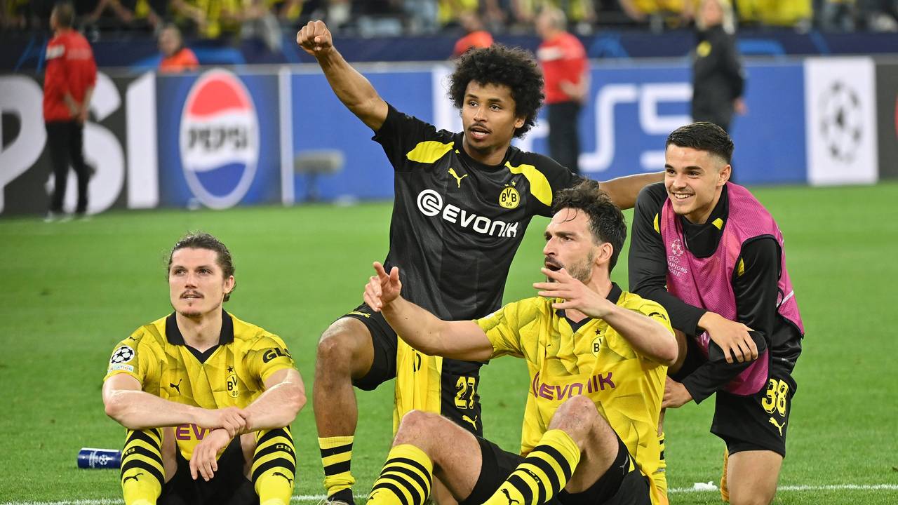 Die BVB-Spieler Marcel Sabitzer, Karim Adeyemi, Mats Hummels und Kjell-Arik Wätjen nach dem Hinspiel-Sieg im Halbfinale der Champions League gegen Paris Saint-Germain.