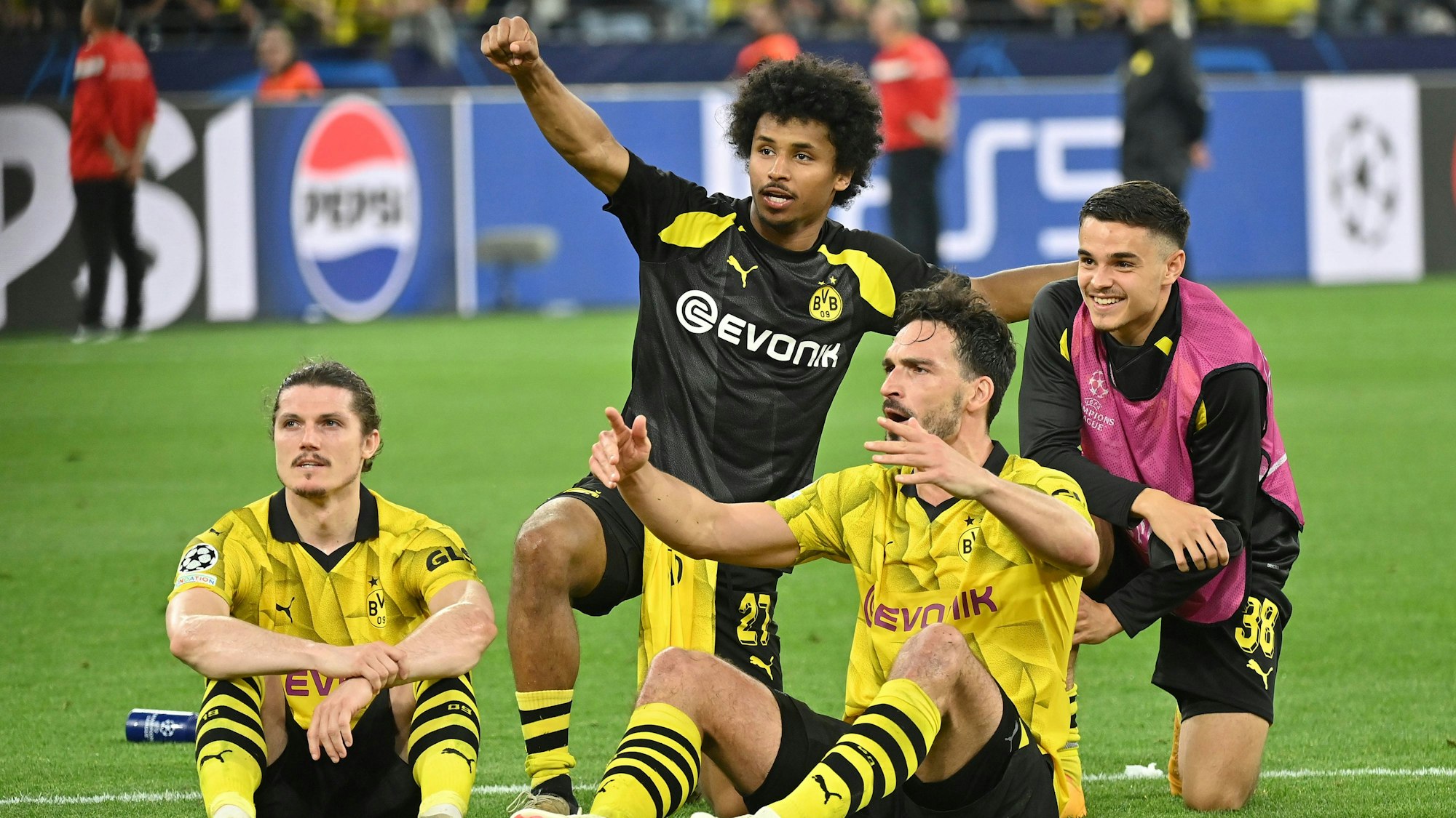 Die BVB-Spieler Marcel Sabitzer, Karim Adeyemi, Mats Hummels und Kjell-Arik Wätjen nach dem Hinspiel-Sieg im Halbfinale der Champions League gegen Paris Saint-Germain.