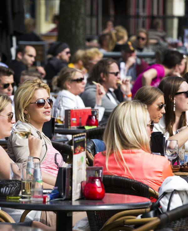 Wie hier in Eschede haben Restaurants und Geschäfte in den Niederlanden anders als in Deutschland auch an Feiertagen geöffnet. Perfekt für einen kurzen Shoppingtrip oder den Supermarkteinkauf im Urlaub. Das Foto zeigt die eine Terrasse in Eschede am 30. März 2014.