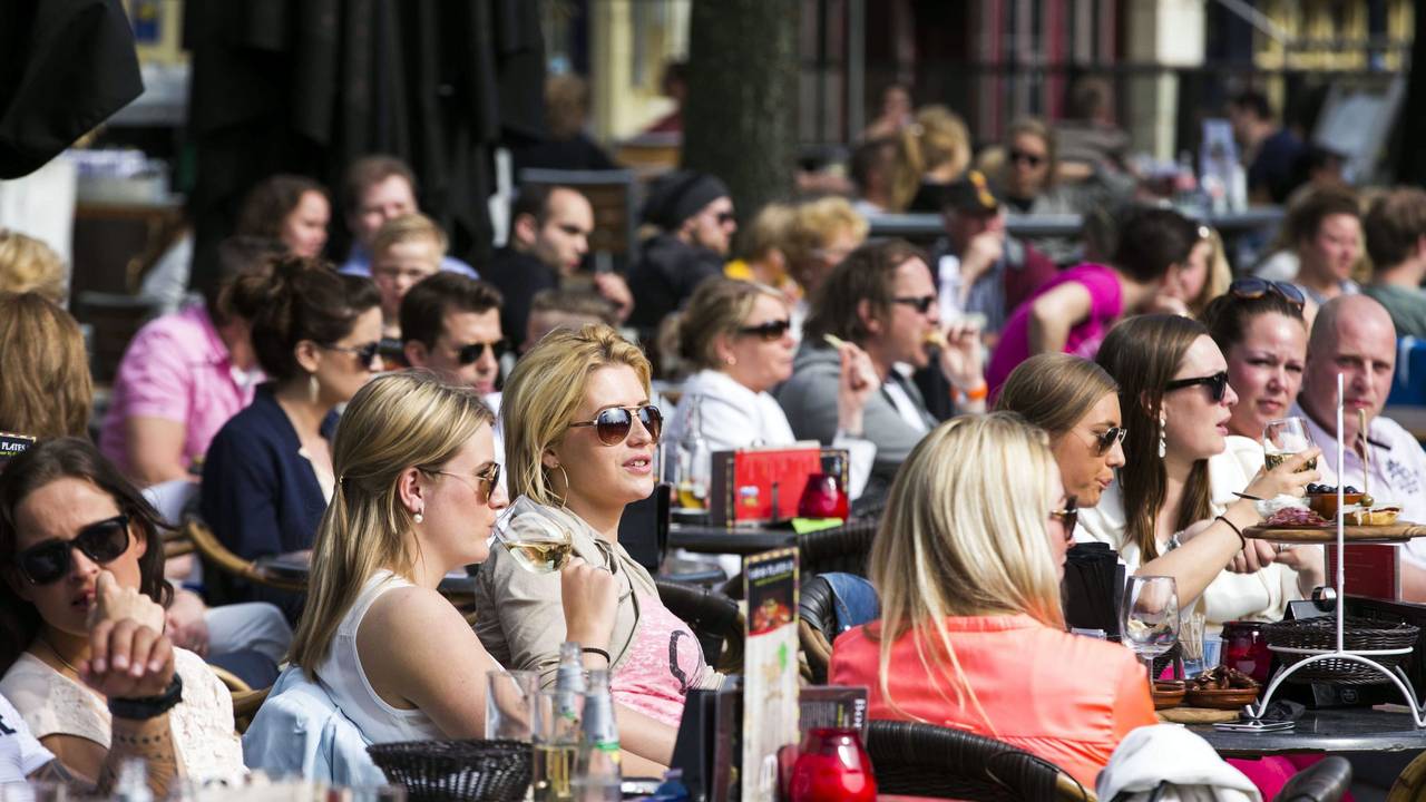 Wie hier in Eschede haben Restaurants und Geschäfte in den Niederlanden anders als in Deutschland auch an Feiertagen geöffnet. Perfekt für einen kurzen Shoppingtrip oder den Supermarkteinkauf im Urlaub. Das Foto zeigt die eine Terrasse in Eschede am 30. März 2014.