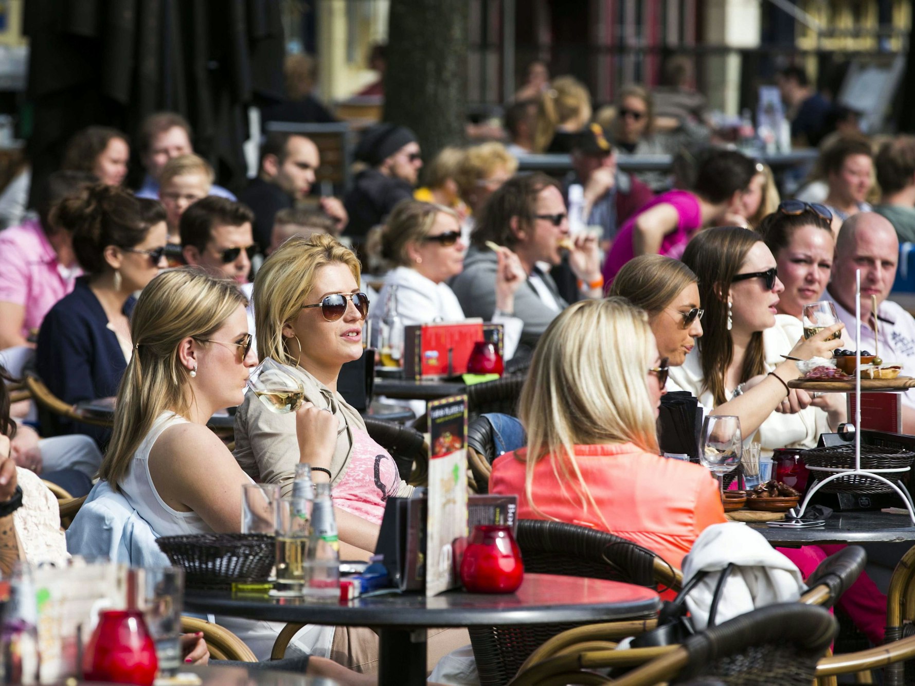Wie hier in Eschede haben Restaurants und Geschäfte in den Niederlanden anders als in Deutschland auch an Feiertagen geöffnet. Perfekt für einen kurzen Shoppingtrip oder den Supermarkteinkauf im Urlaub. Das Foto zeigt die eine Terrasse in Eschede am 30. März 2014.