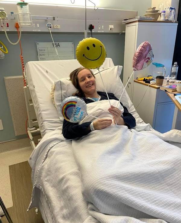 Eine Frau liegt in einem Krankenhausbett.