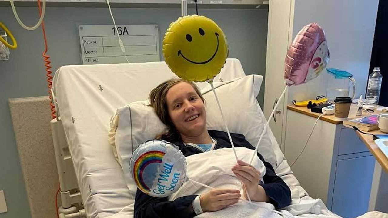 Eine Frau liegt in einem Krankenhausbett.
