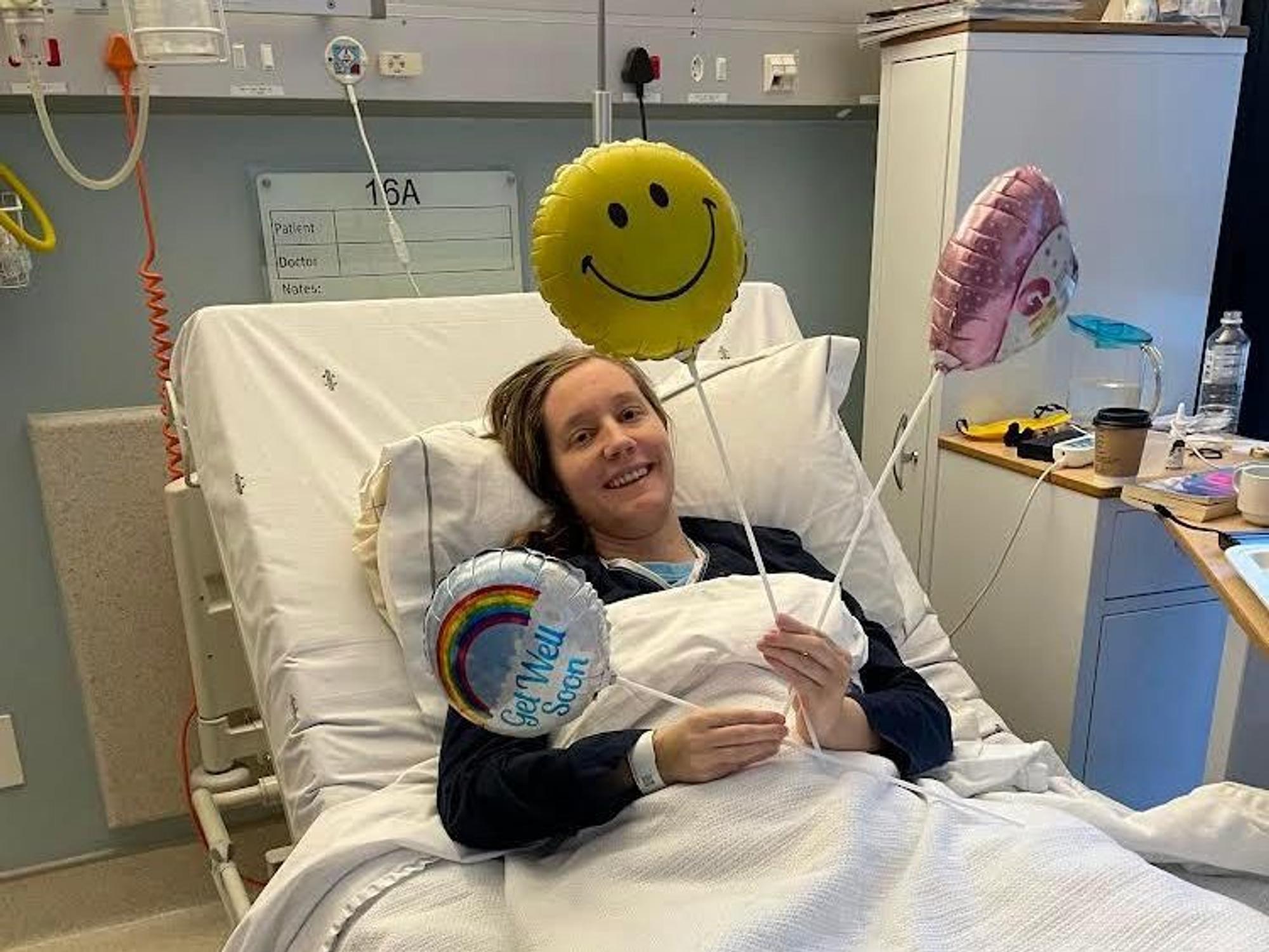 Eine Frau liegt in einem Krankenhausbett.