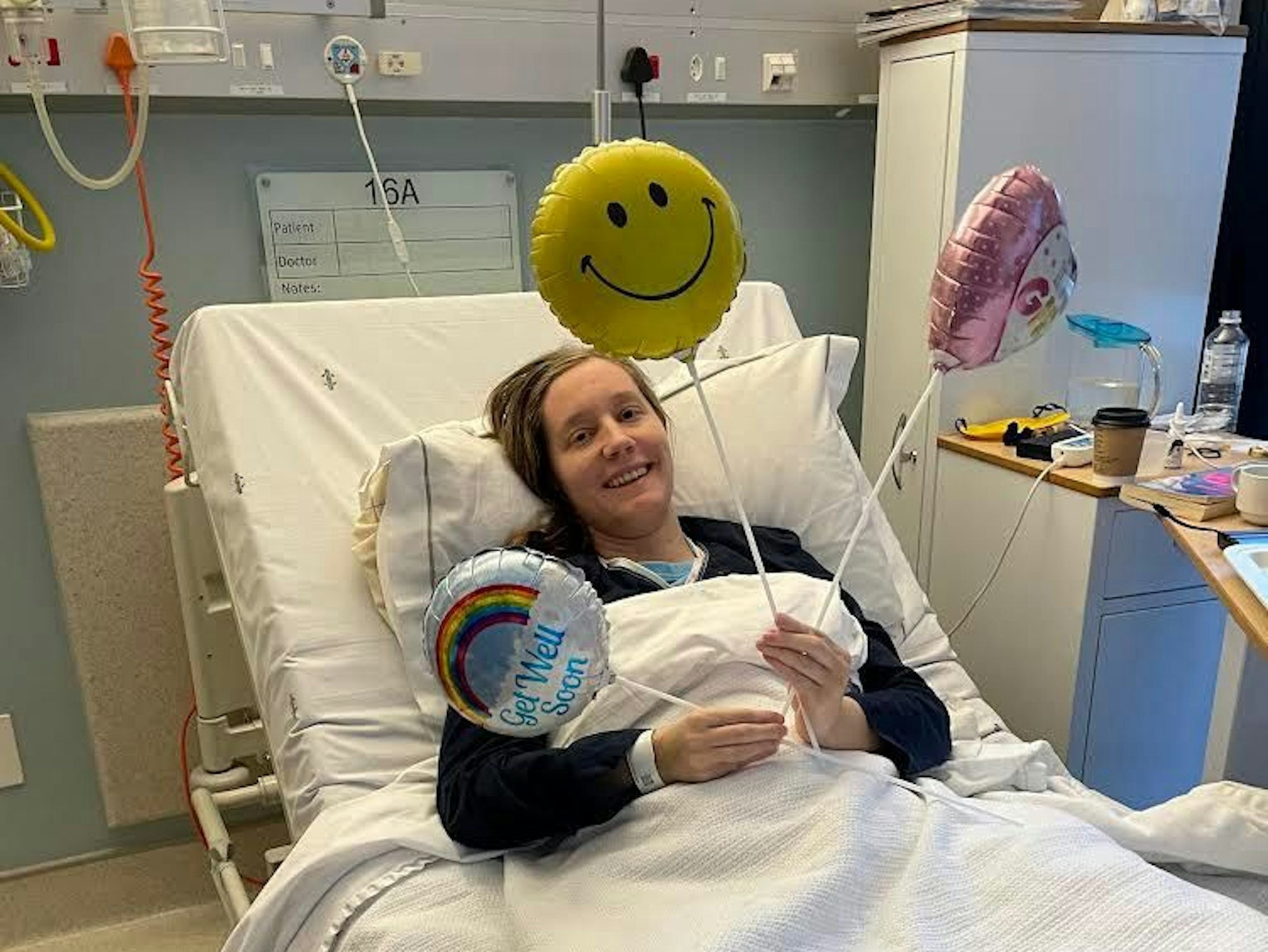 Eine Frau liegt in einem Krankenhausbett.