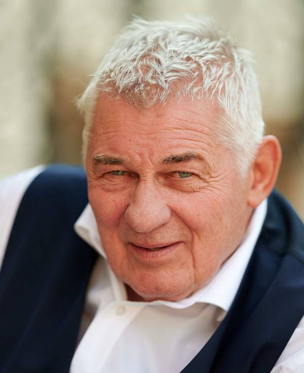 Heinz Hoenig schaut bei einem Fototermin in die Kamera.