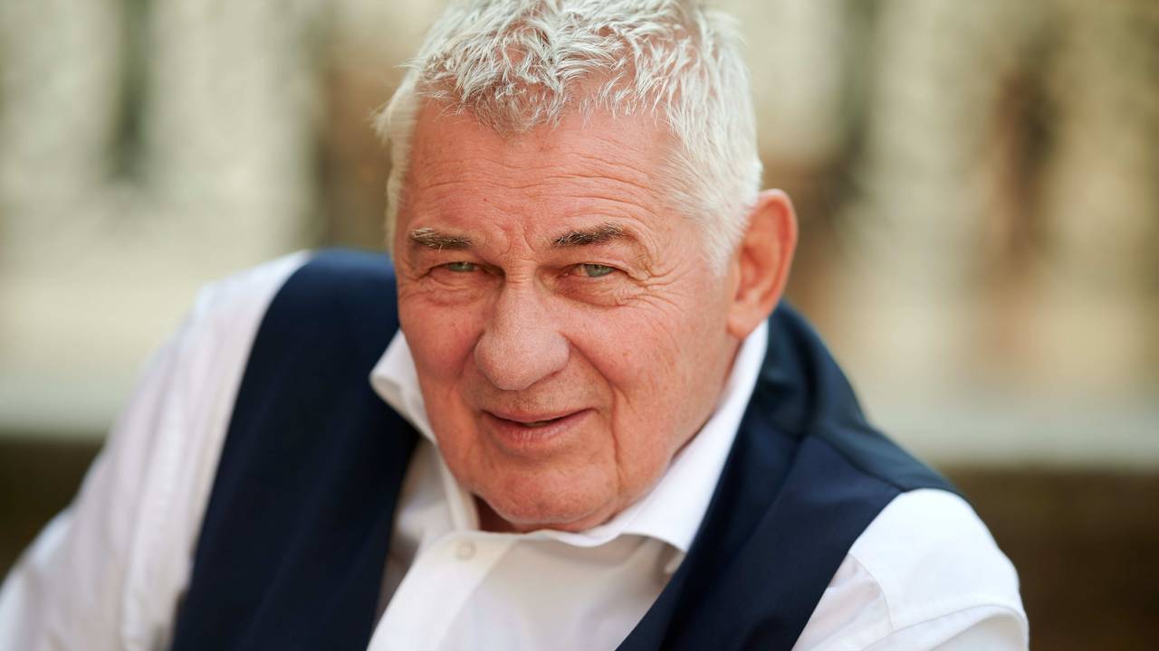 Heinz Hoenig schaut bei einem Fototermin in die Kamera.