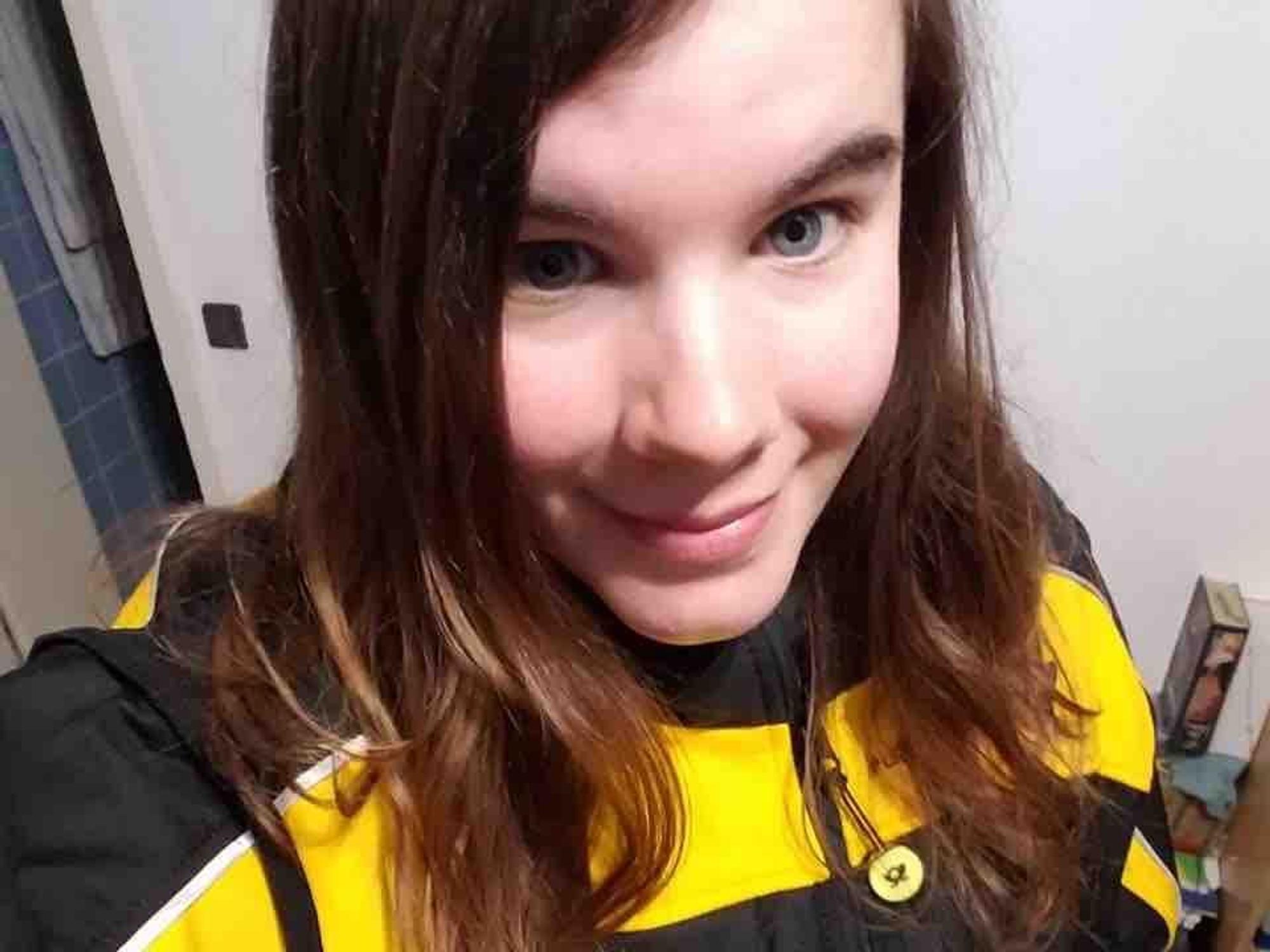 Katharina trägt die Uniform der Deutschen Post.