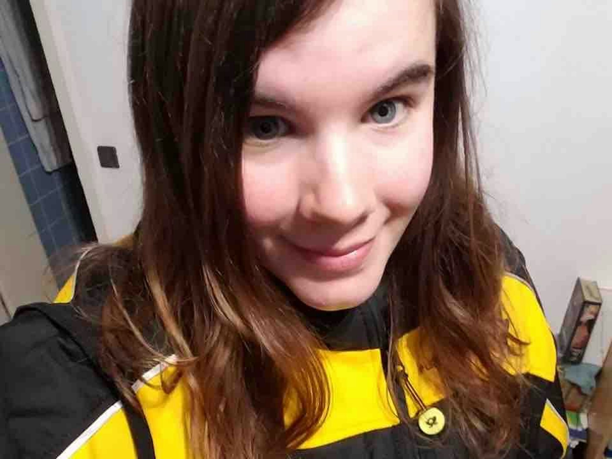 Katharina trägt die Uniform der Deutschen Post.