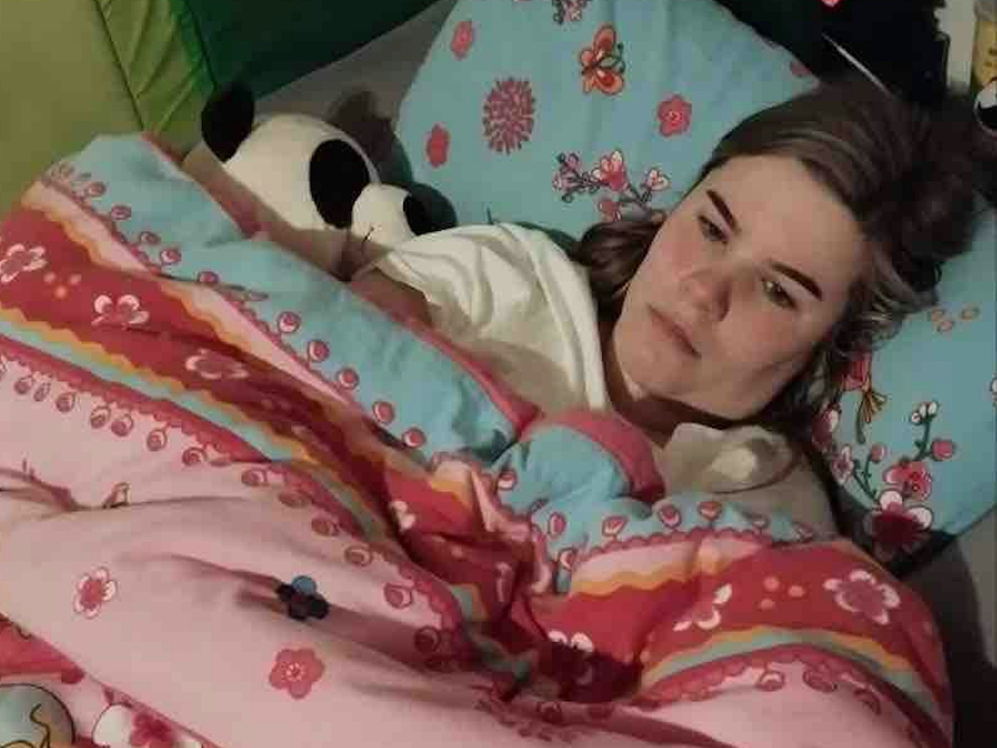 Katharina liegt im Bett.