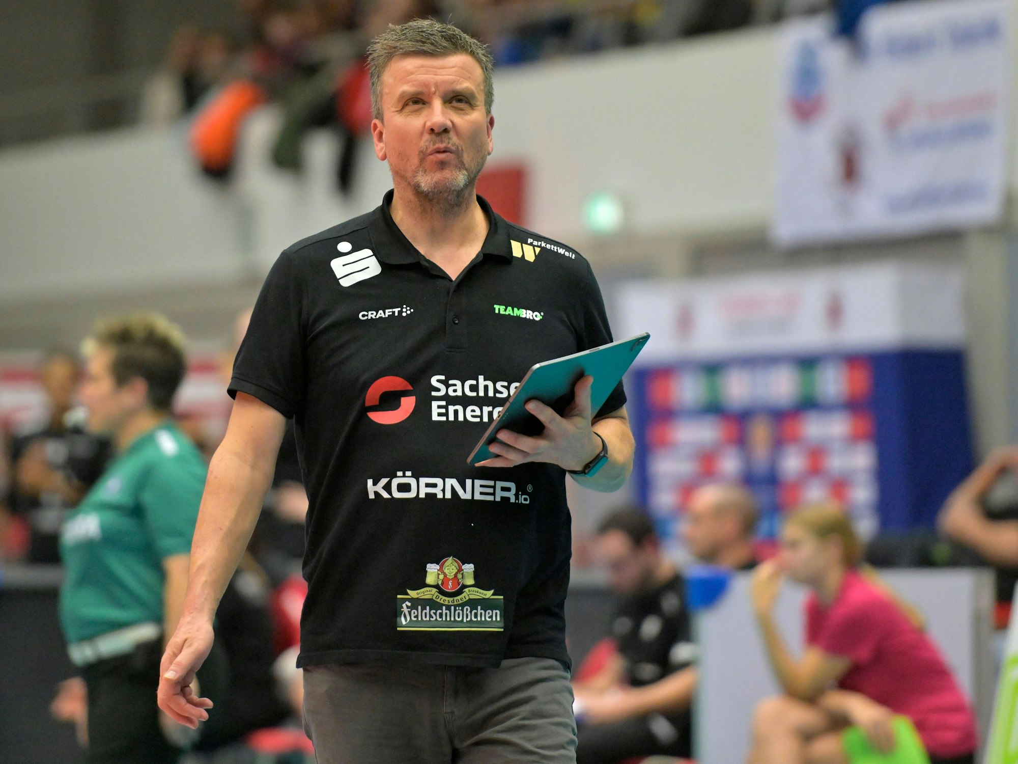 Alexander Waibl mit skeptischem Blick, eine Taktiktafel in der Hand.