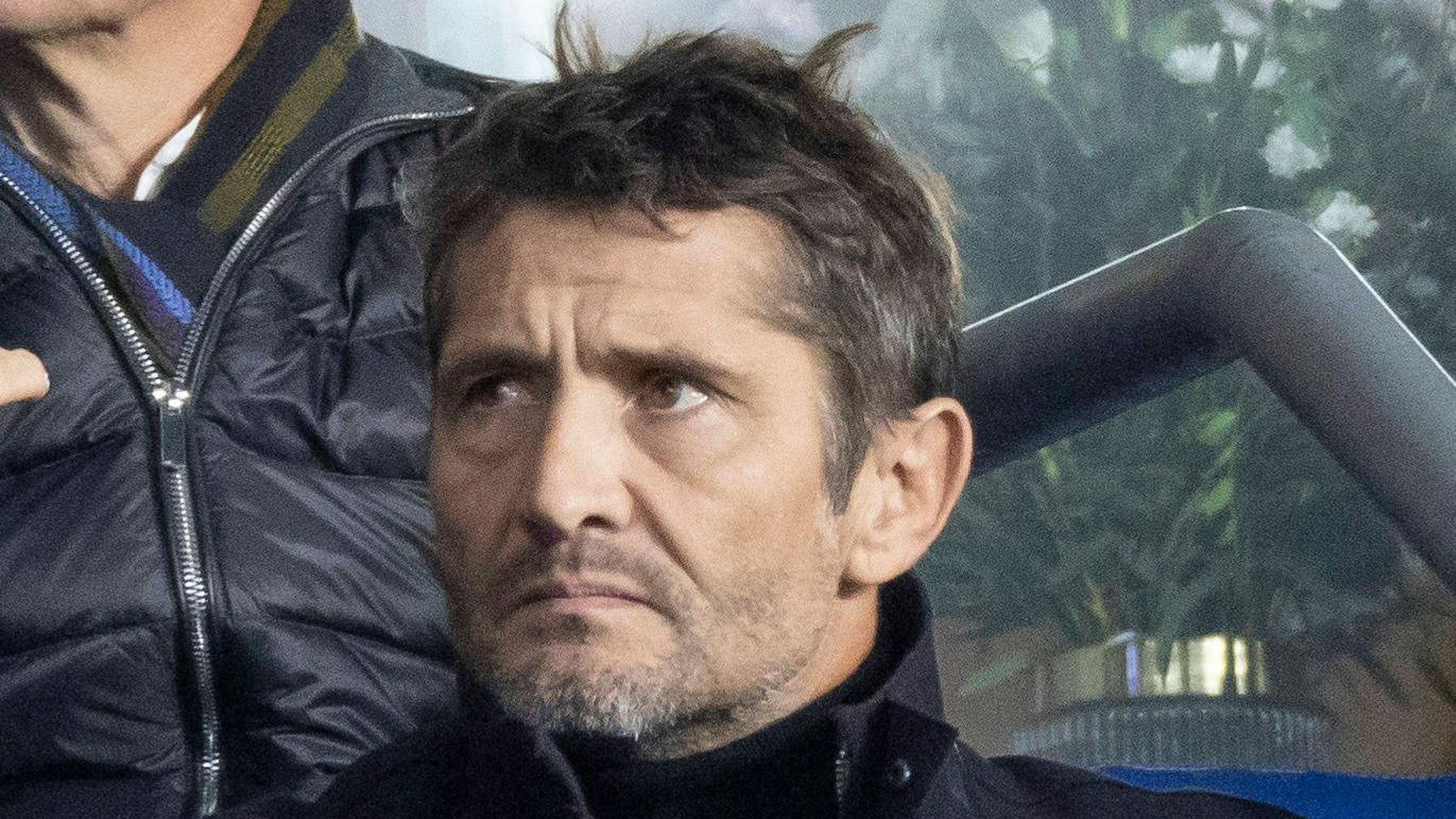 Bixente Lizarazu sitzt mit strengem Blick auf der Tribüne.