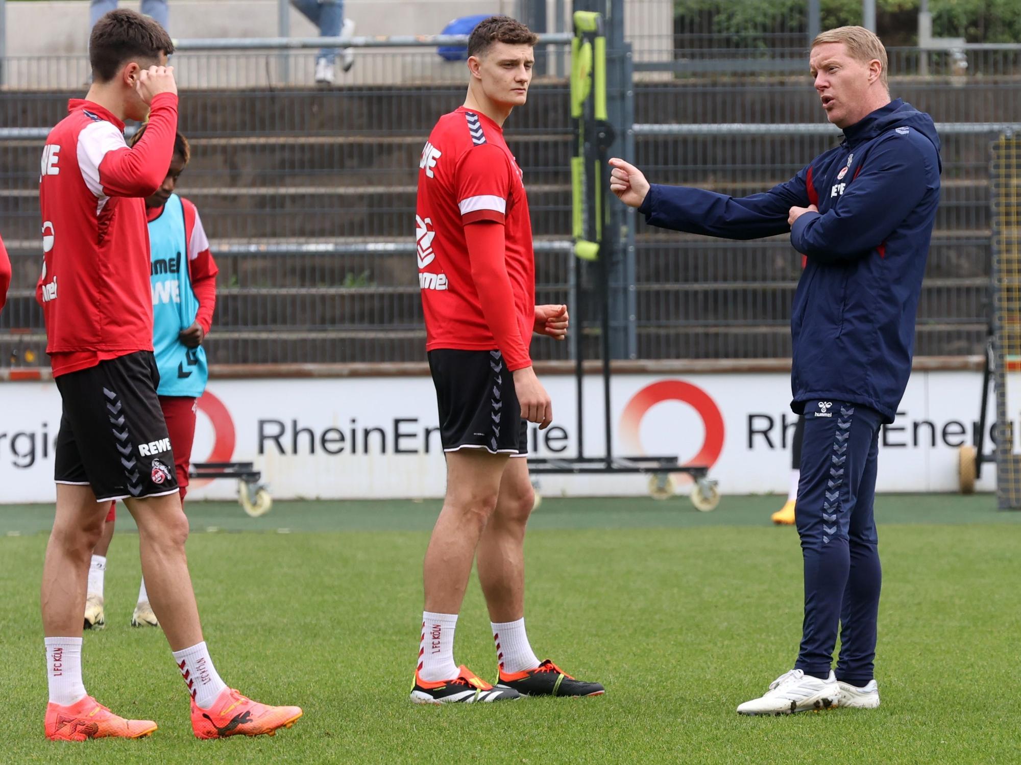 Timo Schultz spricht mit Eric Martel und Denis Huseinbasic.