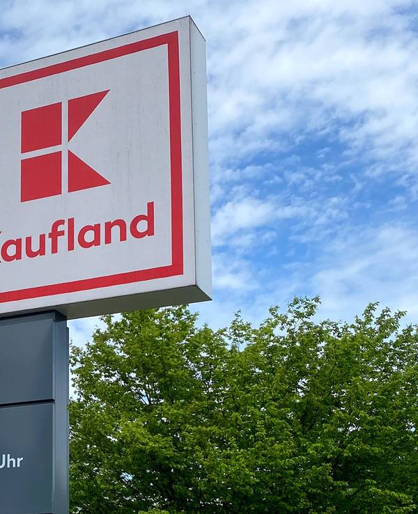 Ein Schild vor einer Kaufland-Filiale.