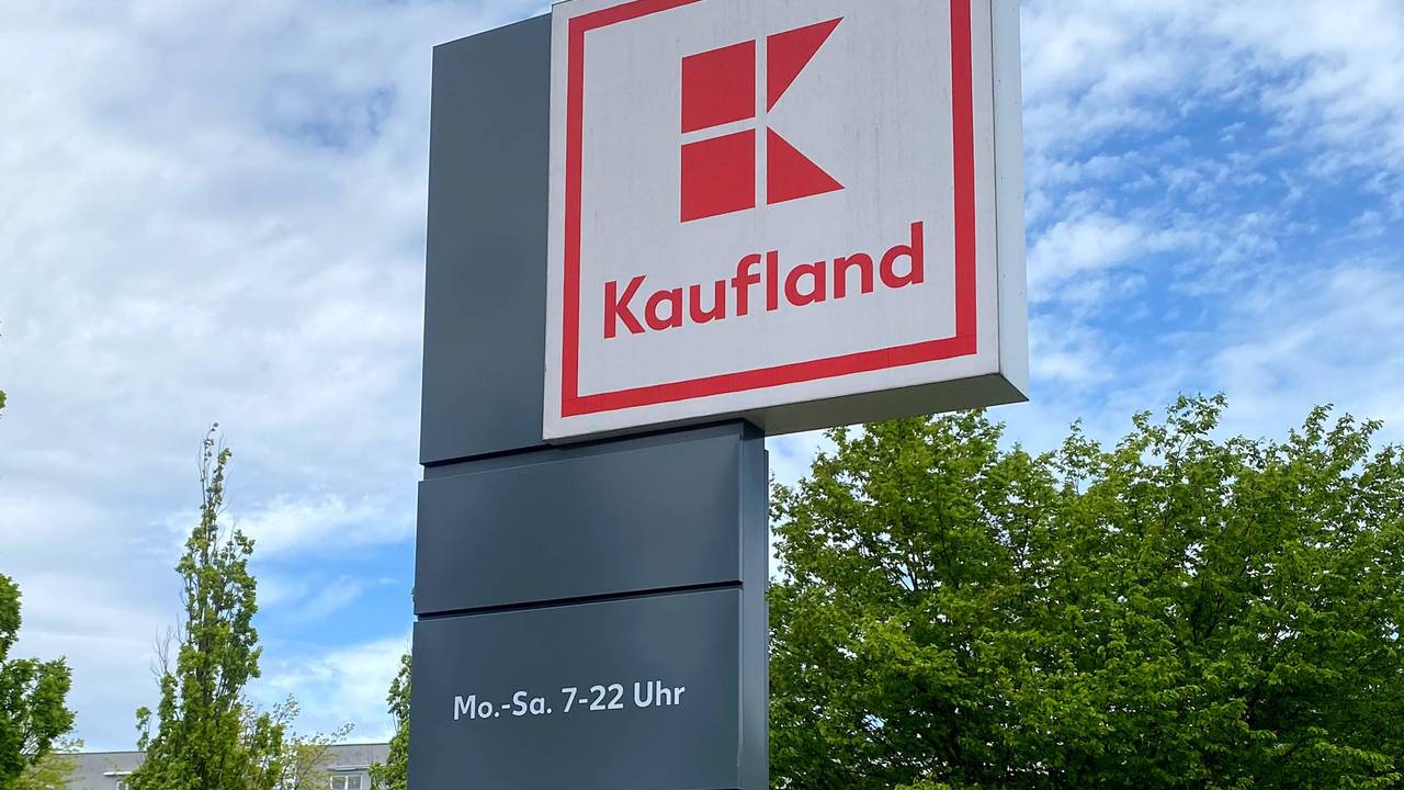 Ein Schild vor einer Kaufland-Filiale.