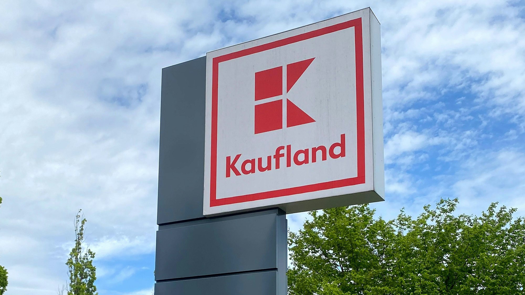 Ein Schild vor einer Kaufland-Filiale.