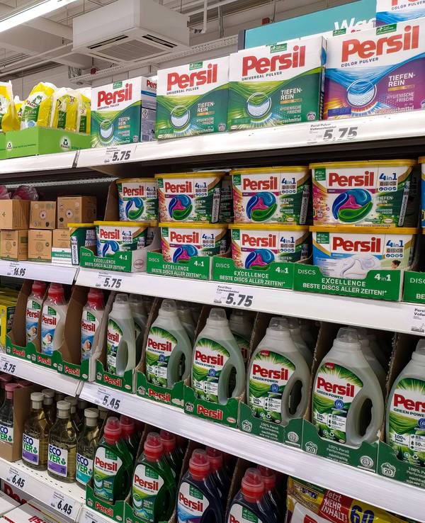 Waschmittel des Herstellers Henkel steht im Regal eines Supermarkts.