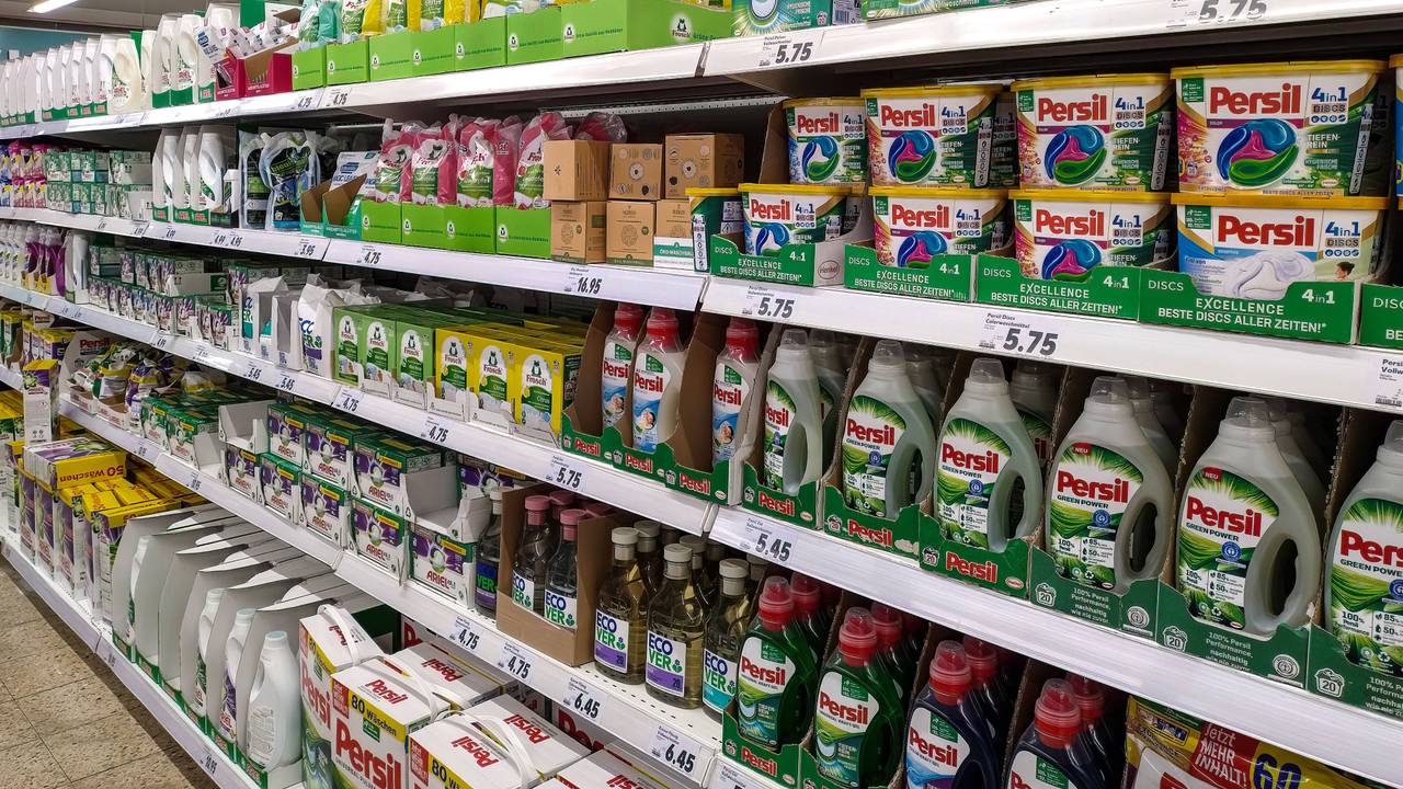 Waschmittel des Herstellers Henkel steht im Regal eines Supermarkts.