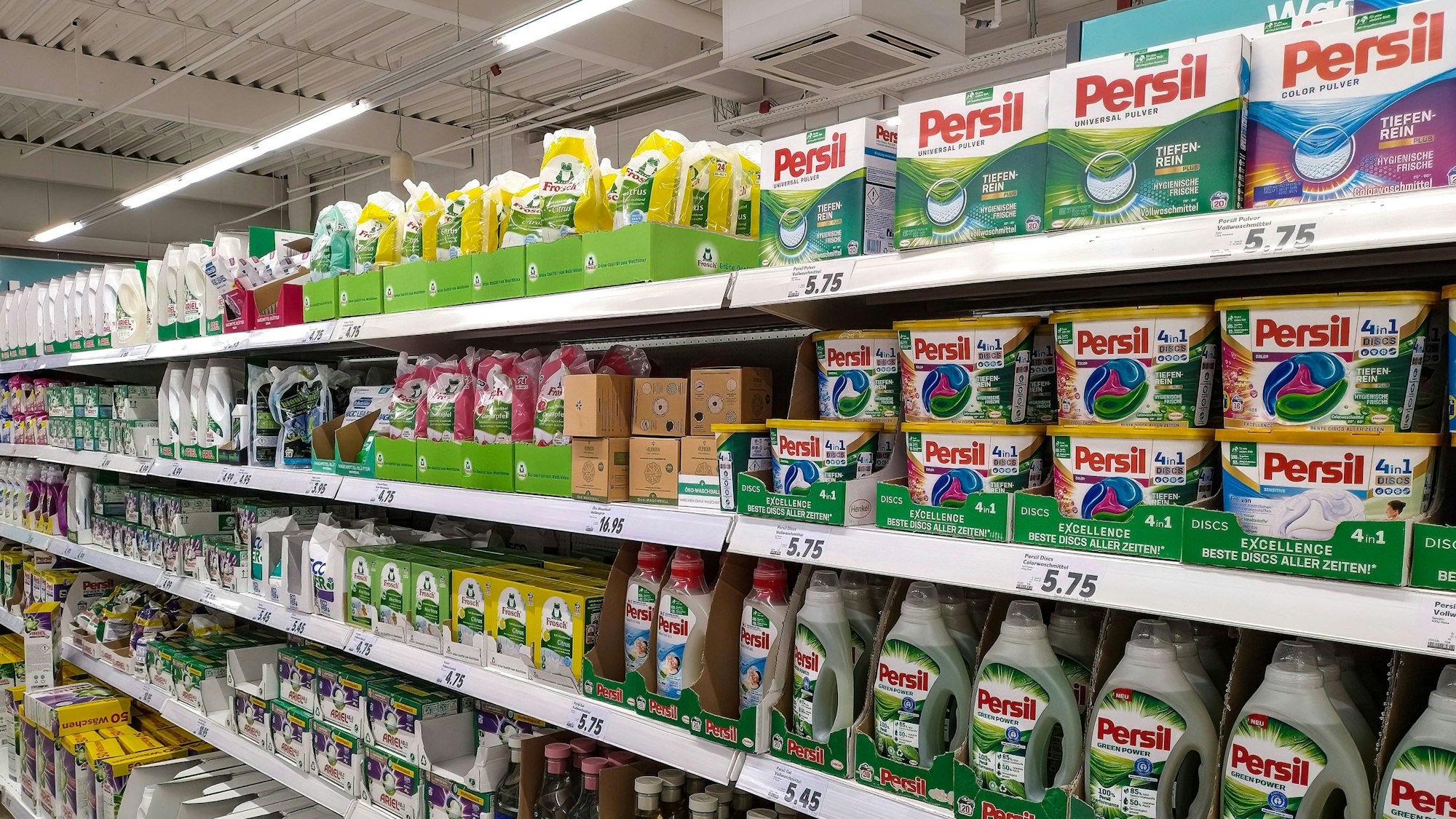 Waschmittel des Herstellers Henkel steht im Regal eines Supermarkts.