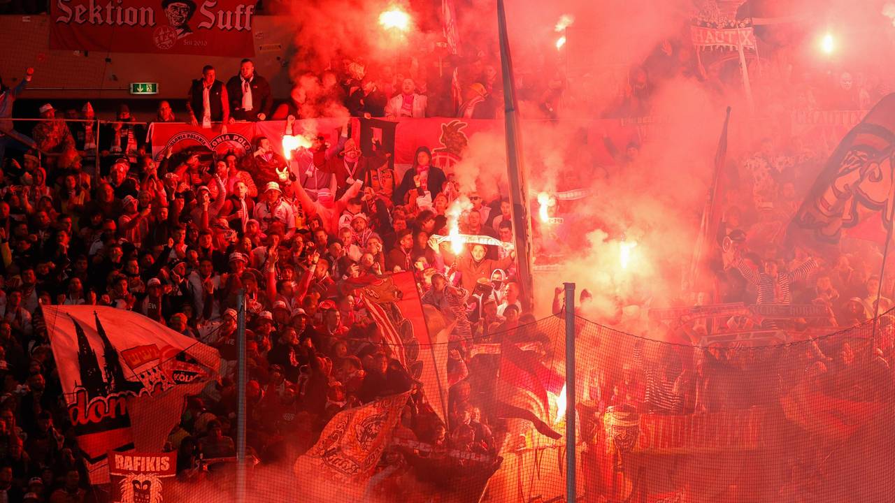 Anhänger des 1. FC Köln zünden Bengalos beim Auswärtsspiel in Hoffenheim-