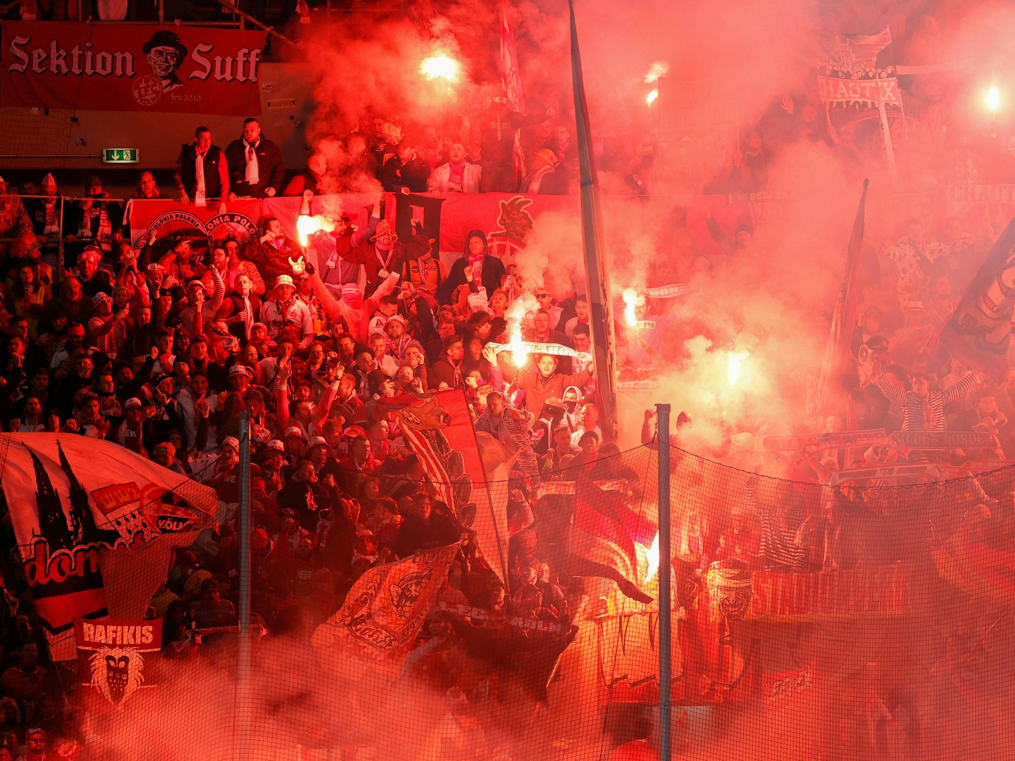 Anhänger des 1. FC Köln zünden Bengalos beim Auswärtsspiel in Hoffenheim-