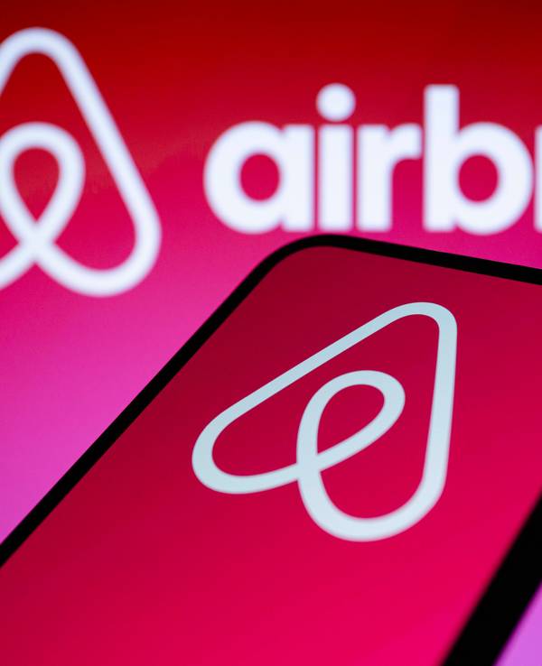 Das Airbnb-Logo ist auf einem Smartphone zu sehen.