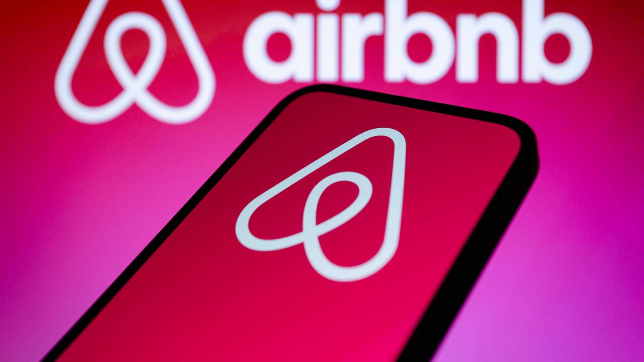 Das Airbnb-Logo ist auf einem Smartphone zu sehen.