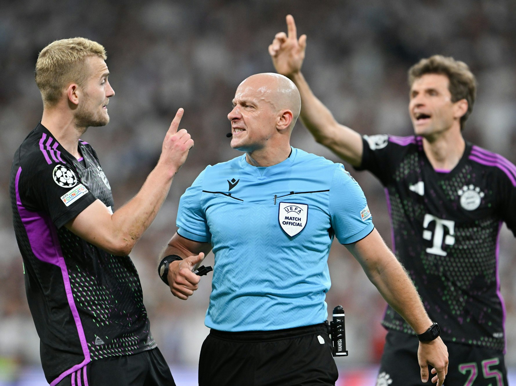 Schiedsrichter Szymon Marciniak (M) bestätigt den Abseitstreffer von Matthijs de Ligt (l) von München.