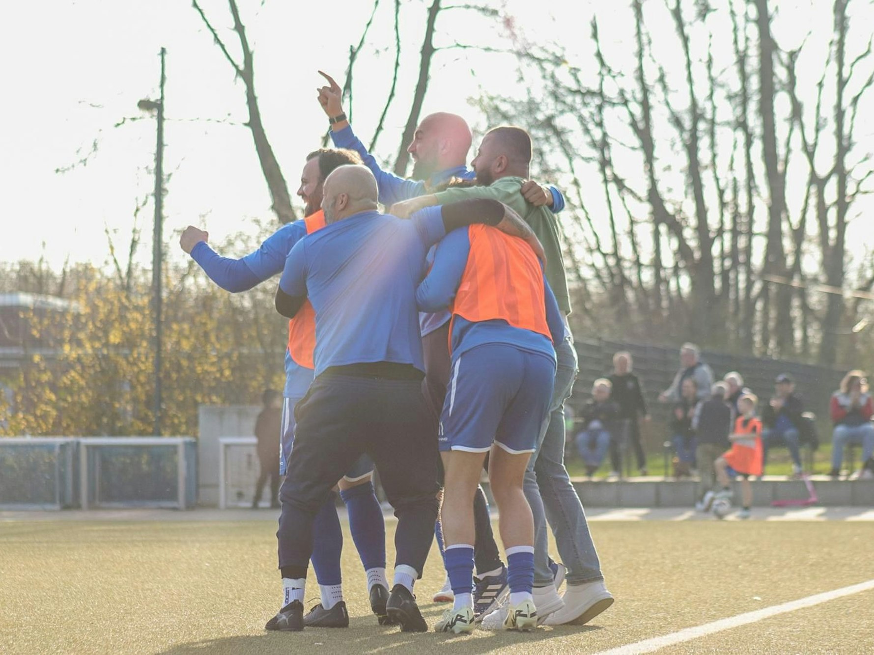 Akteuer vom FC Pesch bejubeln den Aufstieg.