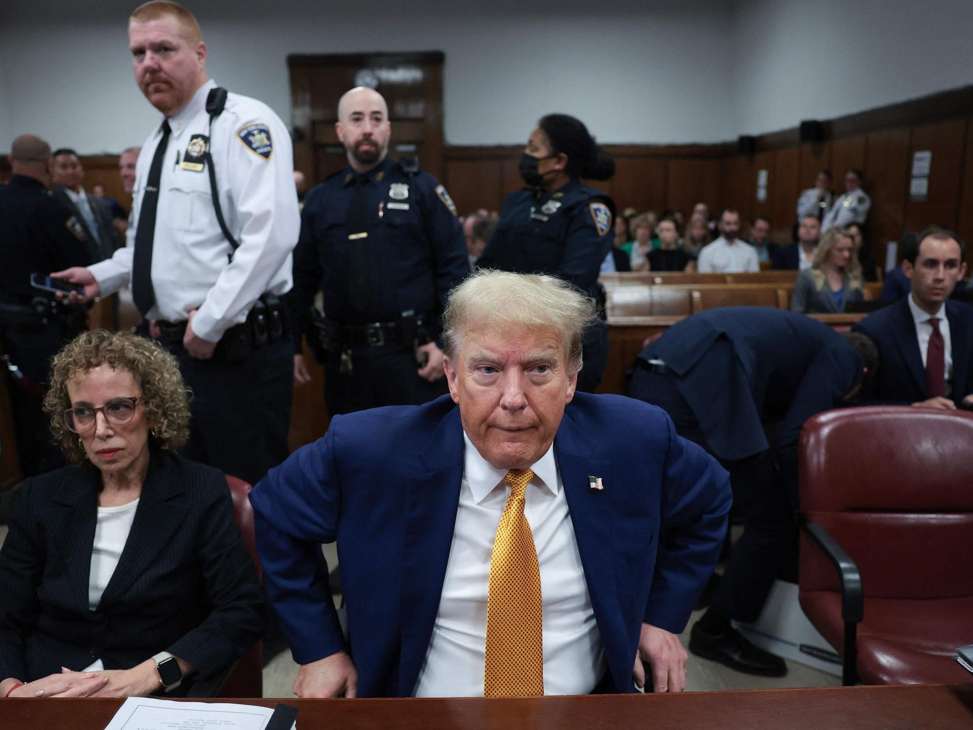 Der ehemalige US-Präsident Donald Trump sitzt am 7. Mai am Verteidigungstisch im Strafgericht von Manhattan.Ex-Pornodarstellerin Stormy Daniels sagte im Schweigegeld-Prozess gegen Trump aus.