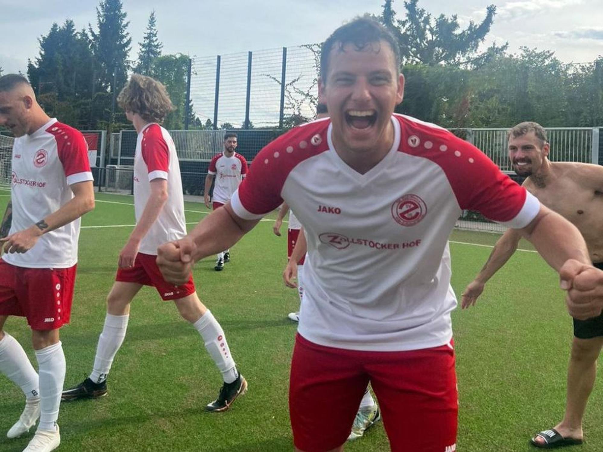 Gianluca Miranda jubelt über ein Tor.